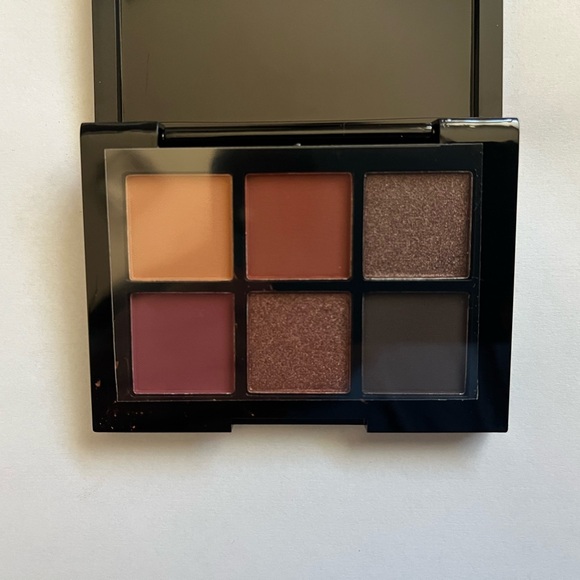 Beauty Vaulte Regal Palette, an eyeshadow palette - Picture 3 of 3